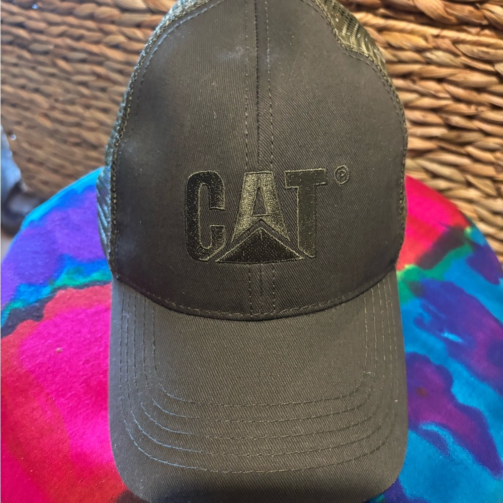 Caterpillar hunter green Logo Cap. 
NWOT NEVER WORN!